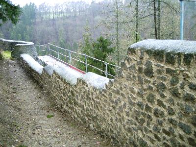 Die sanierte Mauer and der Nord-ostseite