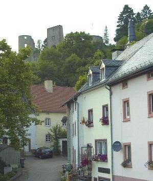Blick von der Von-Hersel-Strae auf die Burgruine