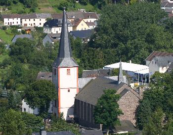 "Neue und Alte" Kirche in Wetteldorf vom Reinsköpfchen