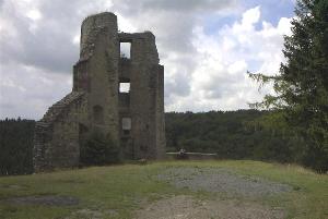 Der rechte Turm der Burgruine